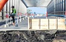 Viral Momen Pekerja Proyek Jembatan Comal Pemalang Kedapatan Tidur di Aspal, Bikin Sedih