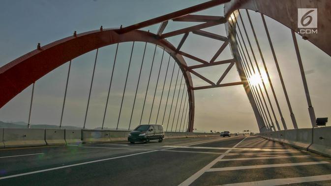 Kendaraan pemudik melintas di Jembatan Kalikuto di ruas jalan tol Batang - Semarang, Jawa Tengah, Minggu (2/6/2019). Memasuki H-3 Lebaran, kepolisian dan pengelola jalan tol masih memberlakukan jalan tol satu arah (One Way) dari Jakarta menuju Semarang. (Liputan6.com/Herman Zakharia)