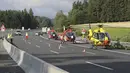 Helikopter penyelamat disiagakan di dekat lokasi kecelakaan di Muenchberg, Jerman, Senin (3/7). Kecelakaan tragis ini mengakibatkan jalan tol itu harus ditutup dari kedua arahnya untuk mempermudah upaya penyelamatan. (AP Photo)