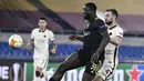 Striker Ajax Amsterdam, Brian Brobbey (kiri) melepaskan tendangan yang berbuah gol ke gawang AS Roma dalam laga leg kedua perempatfinal Liga Europa 2020/2021 di Olimpico Stadium, Roma, Kamis (15/4/2021). Ajax bermain imbang 1-1 dengan AS Roma. (AFP/Filippo Monteforte)