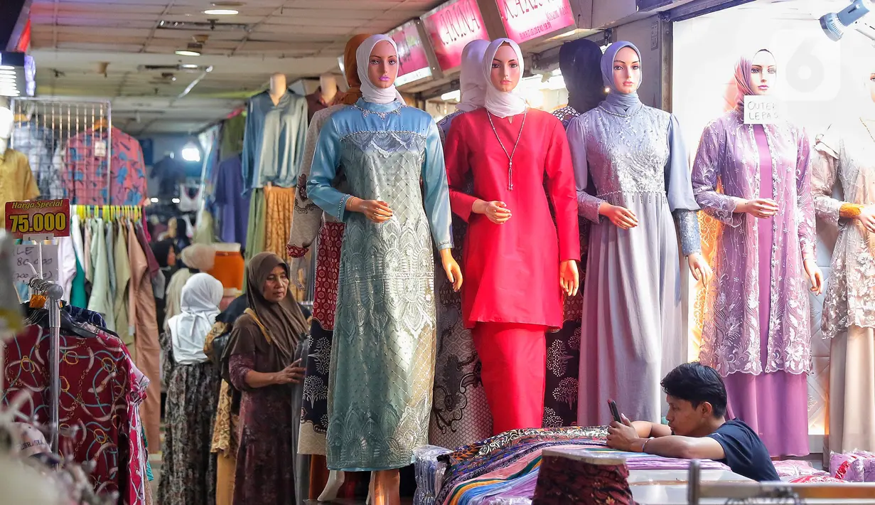 Di Pusat perdagangan terbesar di Asia Tenggara itu, pengunjung yang hendak berbelanja busana muslim, perlengkapan shalat, serta hijab. (Liputan6.com/Angga Yuniar)