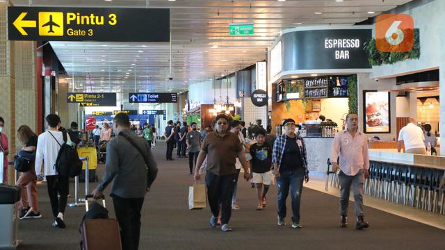 Penumpang Bandara I Gusti Ngurah Rai Bali