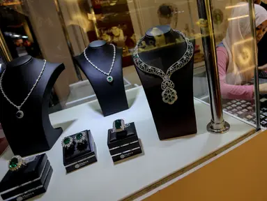 Pengunjung sedang mengamati perhiasan di salah satu stand pameran perhiasan "Jakarta International Jewellery Fair 2015" di JCC, Jakarta, Kamis (7/5). Pameran perhiasan terbesar tersebut berlangsung hingga 10 Mei mendatang. (Liputan6.com/Faizal Fanani)