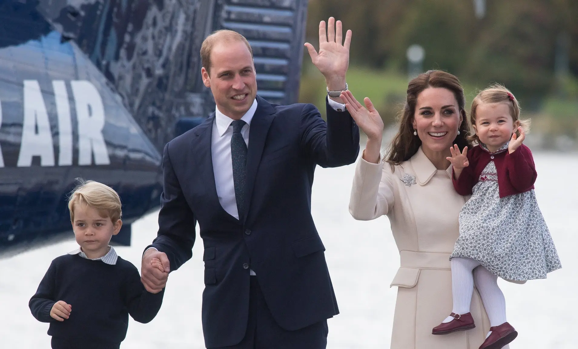 Pangeran William dan Kate Middleton serta kedua anak mereka [foto: pop sugar]