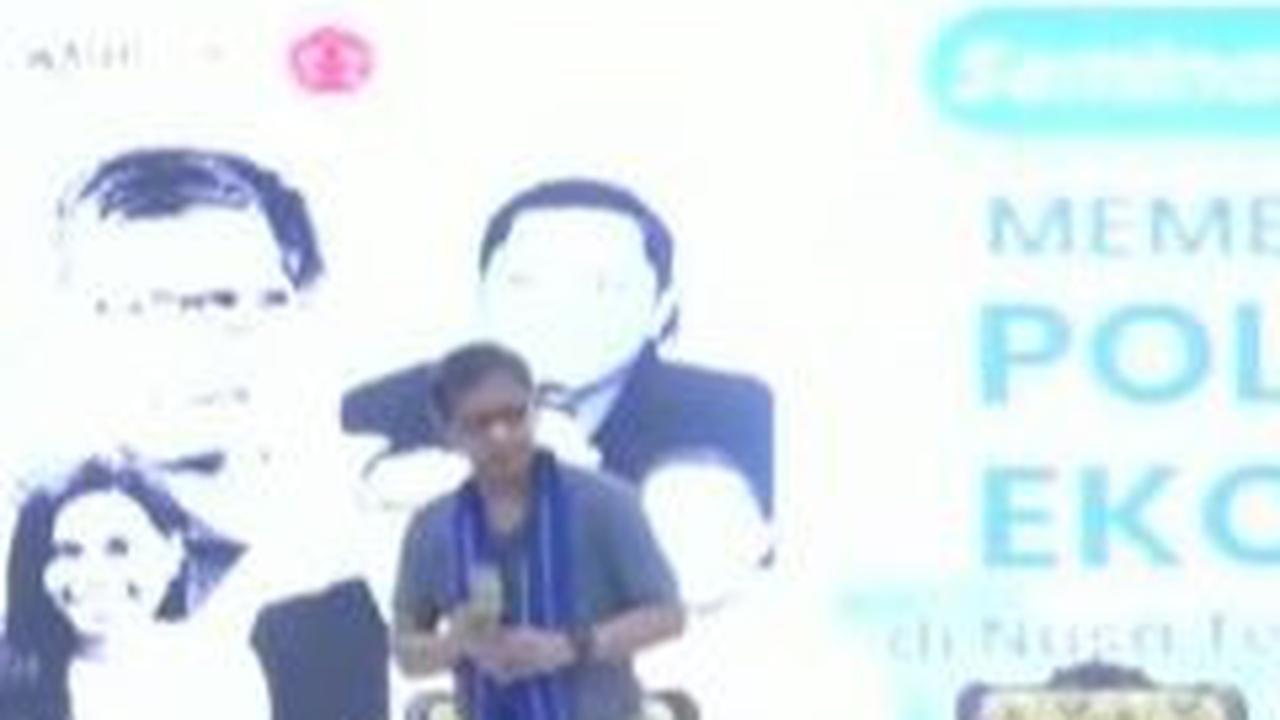 "Mungkin ada Intel di sini melaporkan ke Istana," lanjut Rocky Gerung yang kembali membuat peserta tertawa.  <br>