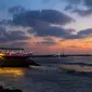 Pemandangan di sekitar restoran berbentuk perahu di tepi pantai Kota Gaza, Jalur Gaza, Palestina, Rabu (2/8). Restoran yang berada di atas batu karang tersebut menyuguhkan indahnya langit dengan gradasi warna biru dan oranye. (MOHAMMED ABED / AFP)