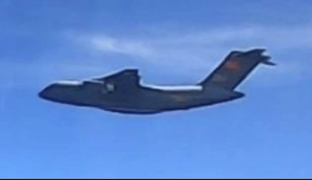 Pesawat Ilyushin Il-76 milik China PLAAF saat berada di wilayah udara di atas zona maritim Malaysia dekat pantai negara bagian Sarawak di pulau Kalimantan. Pesawat China itu terbang di langit Malaysia tanpa menghubungi kontrol lalu lintas udara regional meski sudah diminta beberapa kali. (Royal Mala