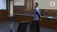 Mantan Dirut PT Mugi Rekso Abadi, Soetikno Soedarjo bersiap menjalani sidang dakwaan di Pengadilan Tipikor, Jakarta, Kamis (26/12/2019). Soetikno didakwa menyuap mantan Dirut PT Garuda Indonesia Emirsyah Satar terkait pengadaan pesawat dan mesin pesawat. (Liputan6.com/Herman Zakharia)