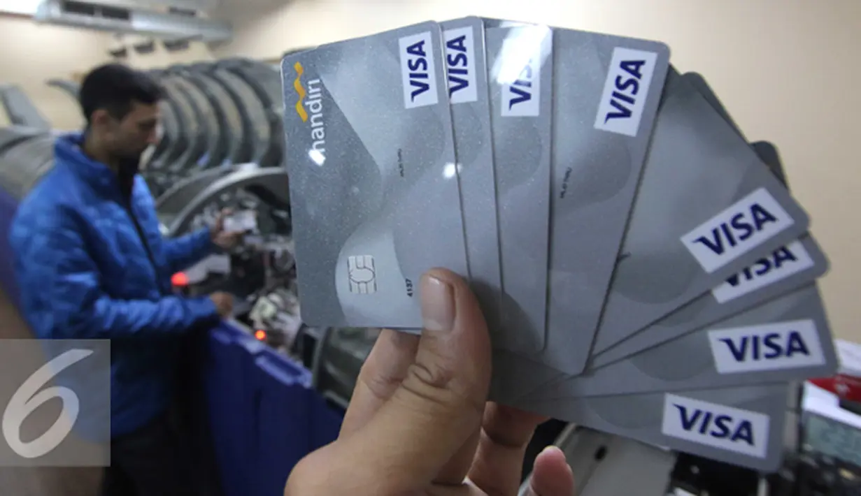 Petugas menunjukkan desain terbaru kartu kredit Bank Mandiri sebelum dilakukan pencetakan di Jakarta, Rabu (20/1). Bank Indonesia memperkirakan pengguna kartu kredit di Indonesia pada tahun 2016 mencapai 16 juta pengguna. (Liputan6.com/Angga Yuniar)
