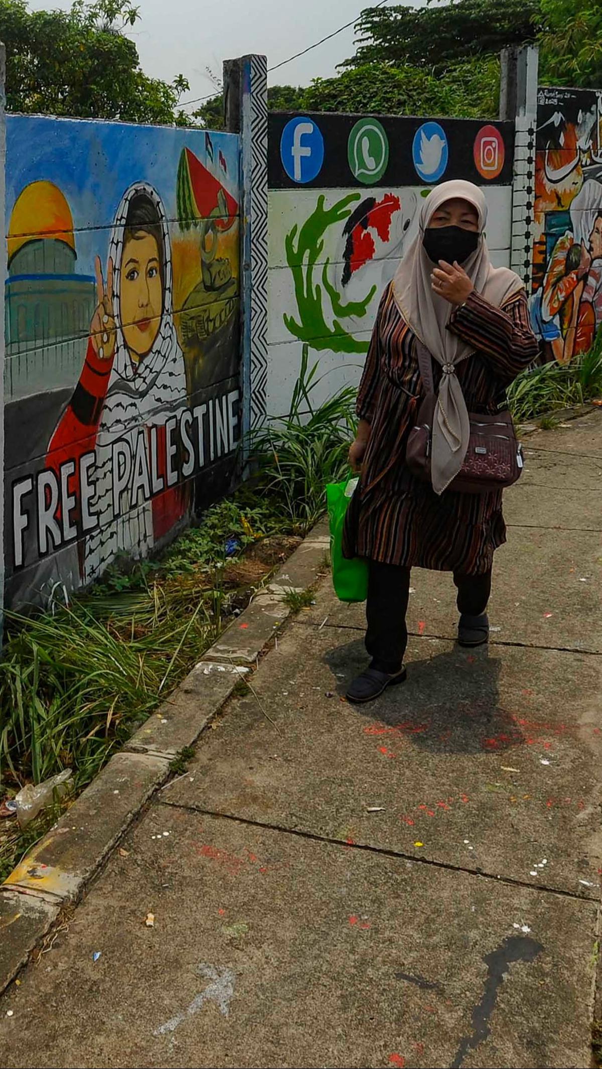 Dukungan untuk Palestina tak hanya datang dari aksi-aksi damai yang digelar di pusat kota, tetapi juga menggema lewat warna-warni lukisan pada tembok atau mural.&nbsp;Merdeka.com/Arie Basuki