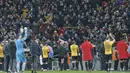 Ucapan terima kasih para pemain Newport County dengan memberikan salam kepada fans usai laga melawan Tottenham pada Piala FA di Wembley Stadium, London, (7/2/2018). Tottenham menang 2-0. (AFP/Ian Kington)