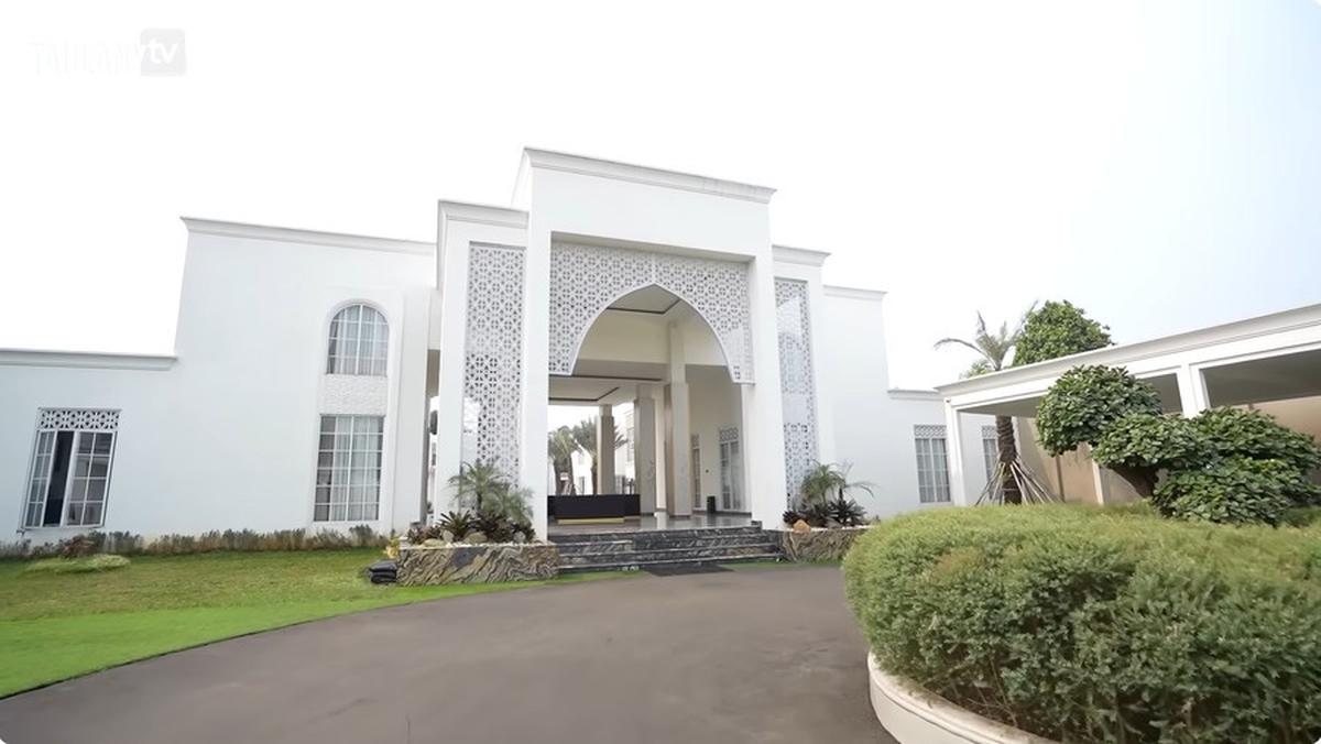 10 Potret Rumah Ustaz Solmed yang Luas Banget, Manjakan Tamu dengan Beragam Fasilitas Mewah - Buat Hunian Terpisah untuk ART