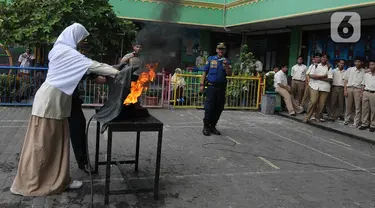 Badan Penanggulangan Bencana Daerah (BPBD) DKI Jakarta bersama Pemadam Kebakaran DKI Jakarta melakukan pelatihan tanggap bencana dan kebakaran di Madrasah Aliyah Swasta Persatuan Islam (MAS Persis) 69, Matraman, Jakarta, Selasa (19/9/2023). (merdeka.com/Imam Buhori)