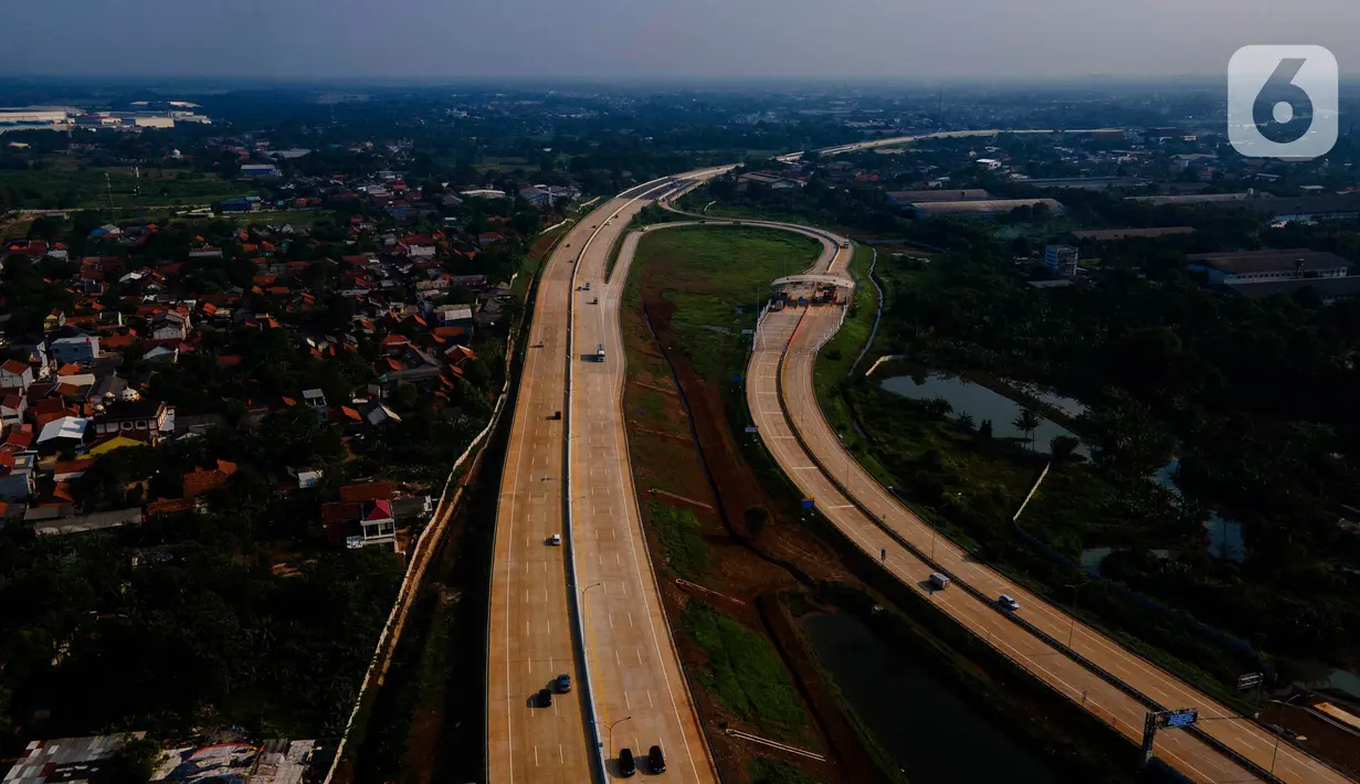 Jalan tol ini diharapkan menjadi akses penghubung dari wilayah Cibubur ke Jalan Tol Jagorawi sekaligus meningkatkan kelancaran mobilitas, pergerakan komuter dan logistik menuju kawasan industri Cikarang, Cibitung, dan Cilincing. (merdeka.com/Imam Buhori)