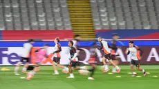 Para pemain SL Benfica menghadiri sesi latihan menjelang pertandingan leg kedua babak 16 besar Liga Champions 2024/2025 melawan FC Barcelona di Estadi Olimpic Lluis Companys di Barcelona, pada 10 Maret 2025. (Josep LAGO/AFP)