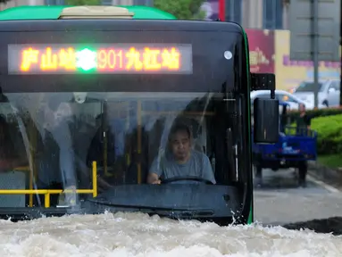 Sebuah bun menerobos banjir di Jiujiang , Provinsi Jiangxi , Cina , (19/2). Hujan lebat terus-menerus membuat kawasan Kota Jiujiang banjir dan melumpuhkan lalu lintas. (REUTERS/ China Daily)