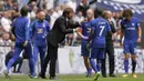 Pelatih Chelsea, Antonio Conte (kiri) memberikan arahan kepada N’Golo Kante saat melawan Tottenham Hotspur pada lanjutan Premier League di  Wembley stadium, London, (20/8/2017). (AP/Alastair Grant)