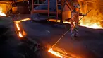 Pekerja memproses baja cair di pabrik baja ArcelorMittal di Zenica, Bosnia dan Herzegovina, (9/2). ArcelorMittal merupakan produsen baja terbesar di dunia yang tersebar di sekitar 60 negara dan berpusat di Luksemburg. (REUTERS/Dado Ruvic)