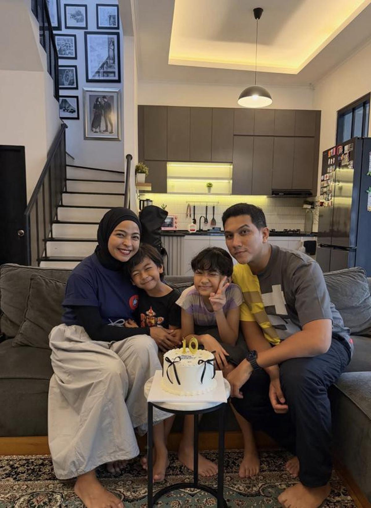 7 Potret Ruang Keluarga Rumah Tantri Kotak dan Arda yang Terhubung dengan Dapur