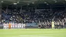 Para pemain mengheningkan cipta untuk mendiang Ratu Elizabeth II sebelum pertandingan sepak bola grup F Liga Europa antara Sturm Graz dan Midtjylland di Graz, Austria, Kamis, 8 September 2022. (AP Photo/Darko Bandic)