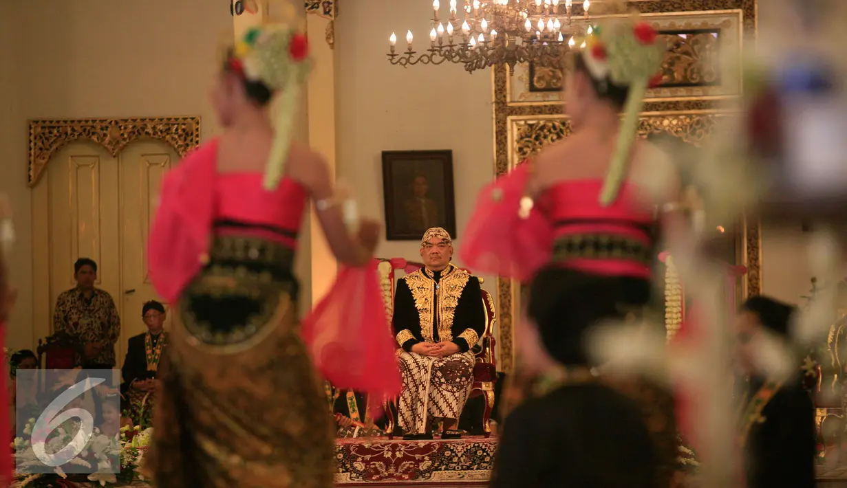 KGPH Prabu Suryodilogo menyaksikan tari Bedhaya Angronakung saat penobatan naik tahta PA X Puro Pakualaman di Bangsal Sewotomo, Yogyakarta, Kamis (7/1/2016). KGPH Prabu Suryodilogo  memperoleh gelar gelar KGPAA Paku Alam X. (Liputan6.com/Boy Harjanto)