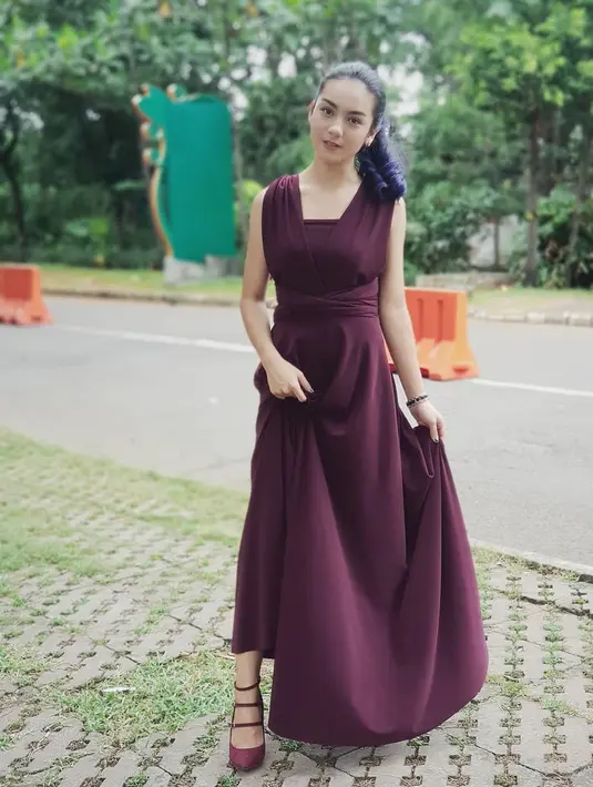 Dara cantik ini juga kerap tampil anggun dan girly. Coba lihat, Ersya memakai long dress berwarna ungu ini. Ia tampak cantik dengan rambut ponitailnya. (Instagram/ersyaurel)