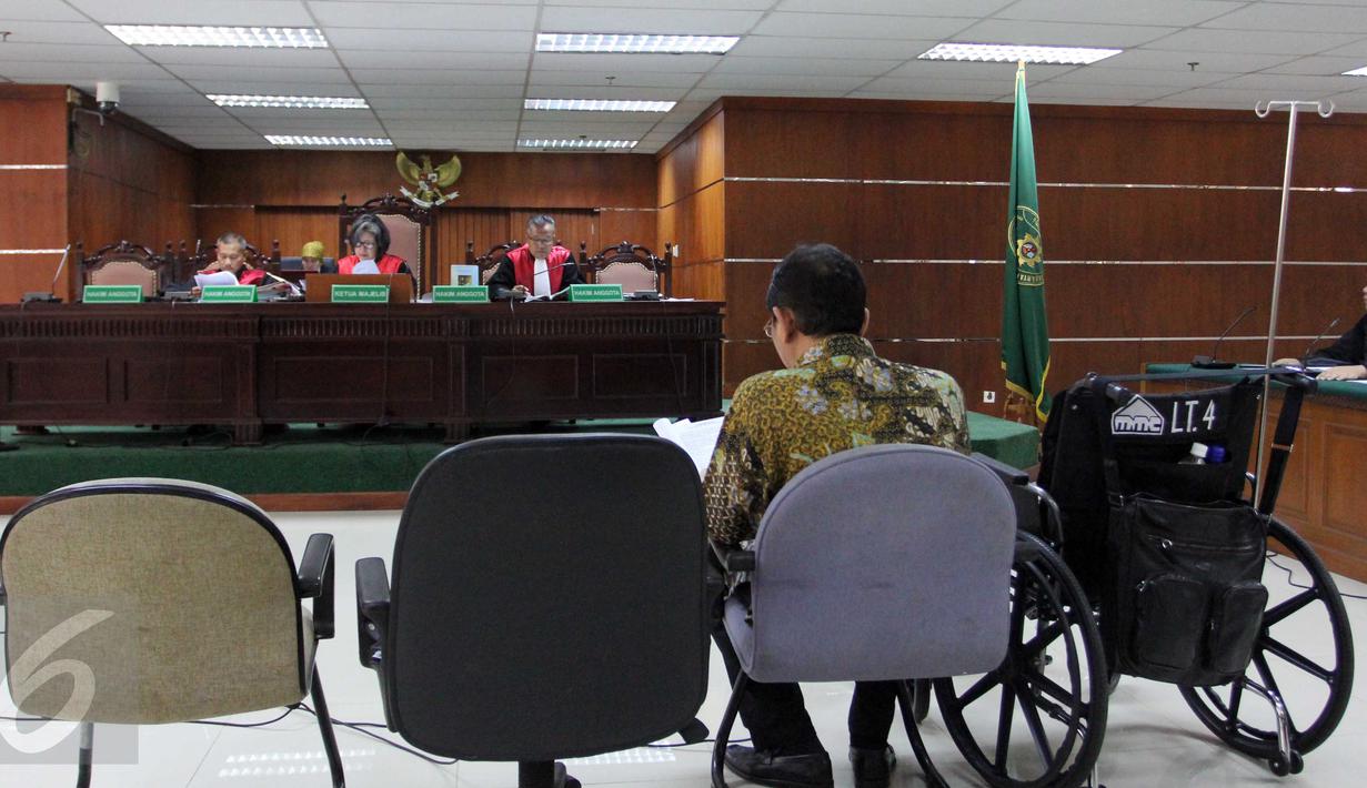 Mantan Kadishub DKI Jakarta Udar Pristono membacakan pledoi di Pengadilan Tipikor, Jakarta, Senin (7/9/2015). Udar membantah melakukan tindak pidana korupsi pengadaan bus TransJakarta 2012-2013 dan tindak pidana pencucian uang. (Liputan6.com/Helmi Afandi)