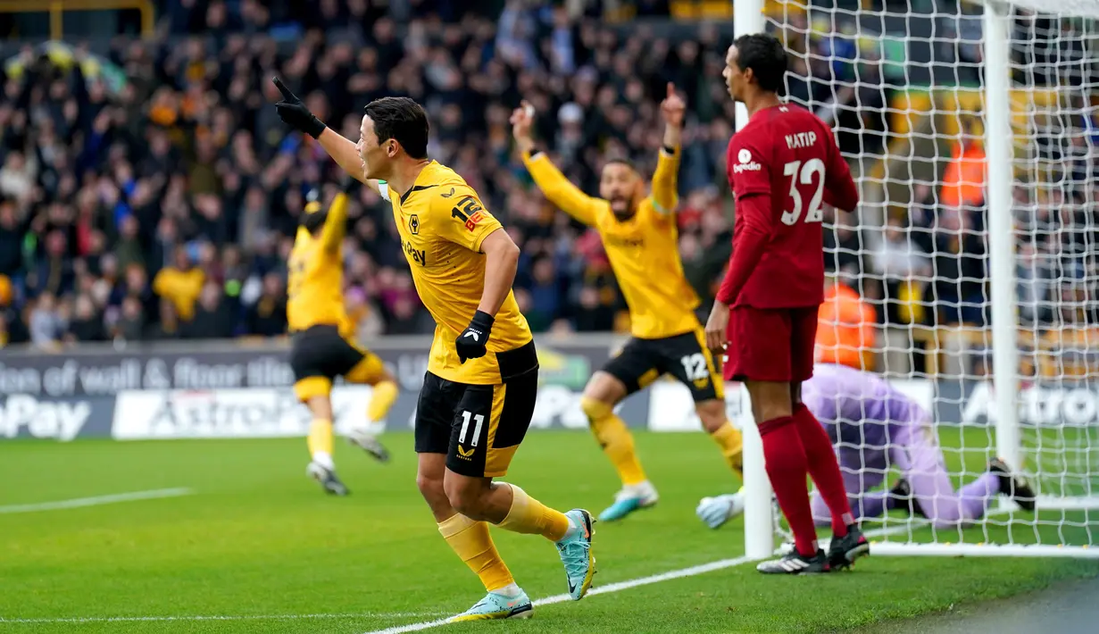 Pemain Wolverhampton Wanderers Hwang Hee-chan (depan) merayakan setelah pemain Liverpool Joel Matip (kanan) mencetak gol bunuh diri pada pertandingan sepak bola Liga Inggris di Stadion Molineux, Wolverhampton, Inggris, 4 Februari 2023. Wolverhampton Wanderers mengalahkan Liverpool dengan skor 3-0. (Tim Goode/PA via AP)