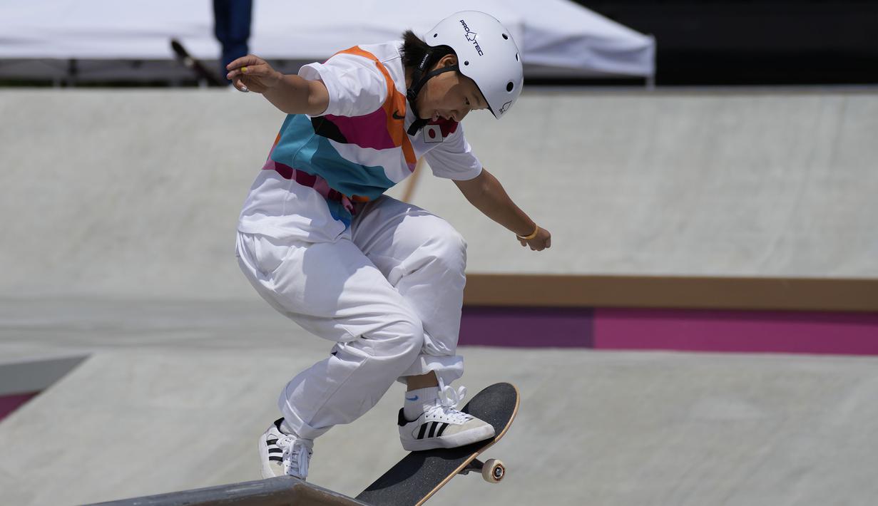 Nishiya juga teruskan penampilan cemerlang rekan senegaranya, Nishiya Momiji yang terlebih dulu meraih medali emas di kategori skateboad putra. (Foto: AP/Ben Curtis)