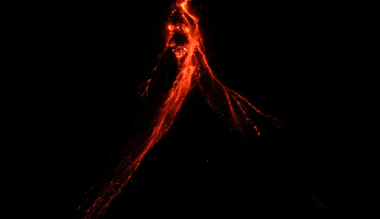 Evakuasi tersebut dimulai setelah gunung berapi tersebut mulai menunjukkan tanda-tanda kegelisahan baru minggu lalu. (AP Photo/Aaron Favila)