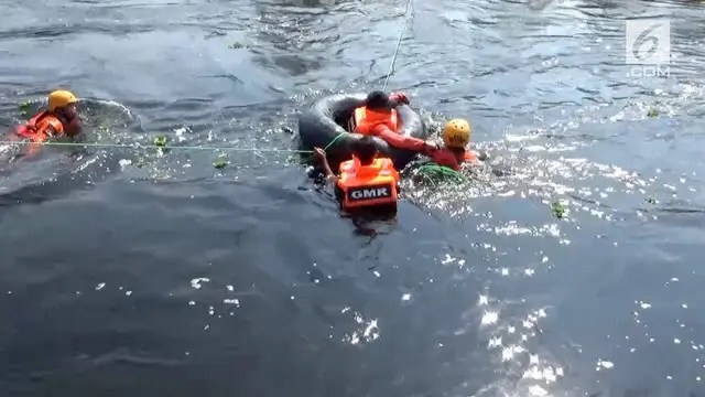 Seorang pria nekat terjun ke sungai karena rencana pernikahannya dengan gadis impian tak direstui.