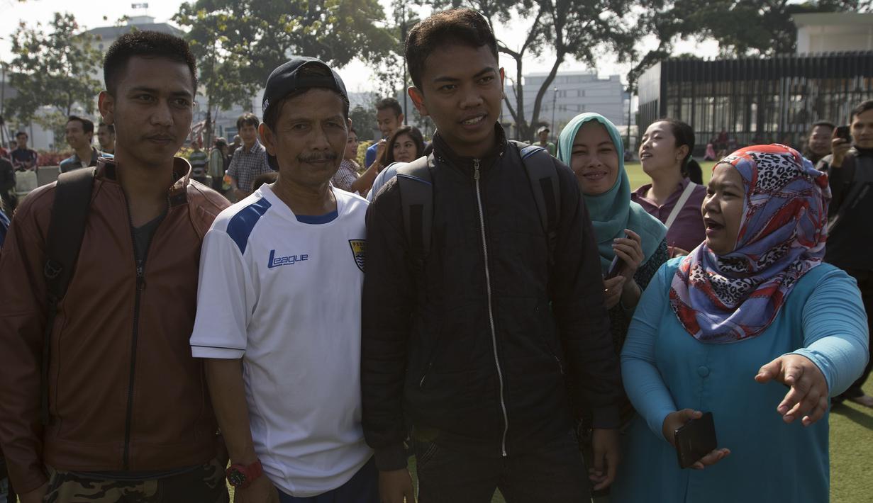 Pelatih Persib, Djajang Nurjaman juga menjadi kejaran para warga yang meminta untuk foto bersama usai latihan di Alun-alun Kota Bandung, Jawa Barat, Kamis (10/9/2015). (Bola.com/Vitalis Yogi Trisna)