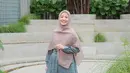 Tampil trendy dengan gaya hijab syar’i, bisa pilih dress dengan aksen asimetris seperti potret penampilan Natasha Ini. [Foto: IG/natasharizkynew].