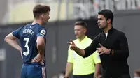 Pelatih Arsenal, Mikel Arteta, memberikan arahan kepada Kieran Tierney saat menghadapi Fulham pada laga Liga Inggris di Craven Cottage, London, Sabtu (12/9/2020) malam WIB. Arsenal menang 3-0 atas Fulham. (Paul Childs/Pool via AP)