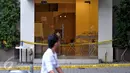 Warga melintas di depan kantor Go-Jek pasca terjadi penembakan sekitar pukul 13.00 WIB, Jakarta, Minggu (1/11/2015). Polisi memastikan benda yang ditemukan bukanlah proyektil peluru senjata api. (Liputan6.com/Johan Tallo)
