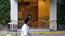 Warga melintas di depan kantor Go-Jek pasca terjadi penembakan sekitar pukul 13.00 WIB, Jakarta, Minggu (1/11/2015). Polisi memastikan benda yang ditemukan bukanlah proyektil peluru senjata api. (Liputan6.com/Johan Tallo)