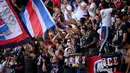 Suporter PSG memberikan dukungan untuk timnya saat melawan Waasland-Beveren pada laga uji coba di Parc des Princes Stadium, Sabtu (18/7/2020) dini hari WIB. PSG menang telak 7-0 atas Waasland-Beveren. (AFP/Anne-Christine Poujoulat)