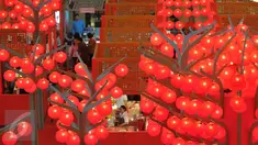 Menjelang tahun baru Cina atau Imlek pada Sabtu, 28 Januari 2017, sejumlah pusat perbelanjaan ramai-ramai mendekorasi ulang suasana mall, Jakarta, Jumat (20/1). (Liputan6.com/Angga Yuniar)