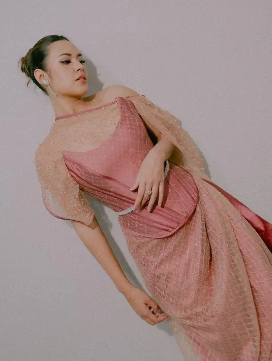 Gaun penuh intrik yang kokoh dan cantik dengan bustier dari DIGO Designs semakin indah saat dipakai Raisa [@raisa6690]