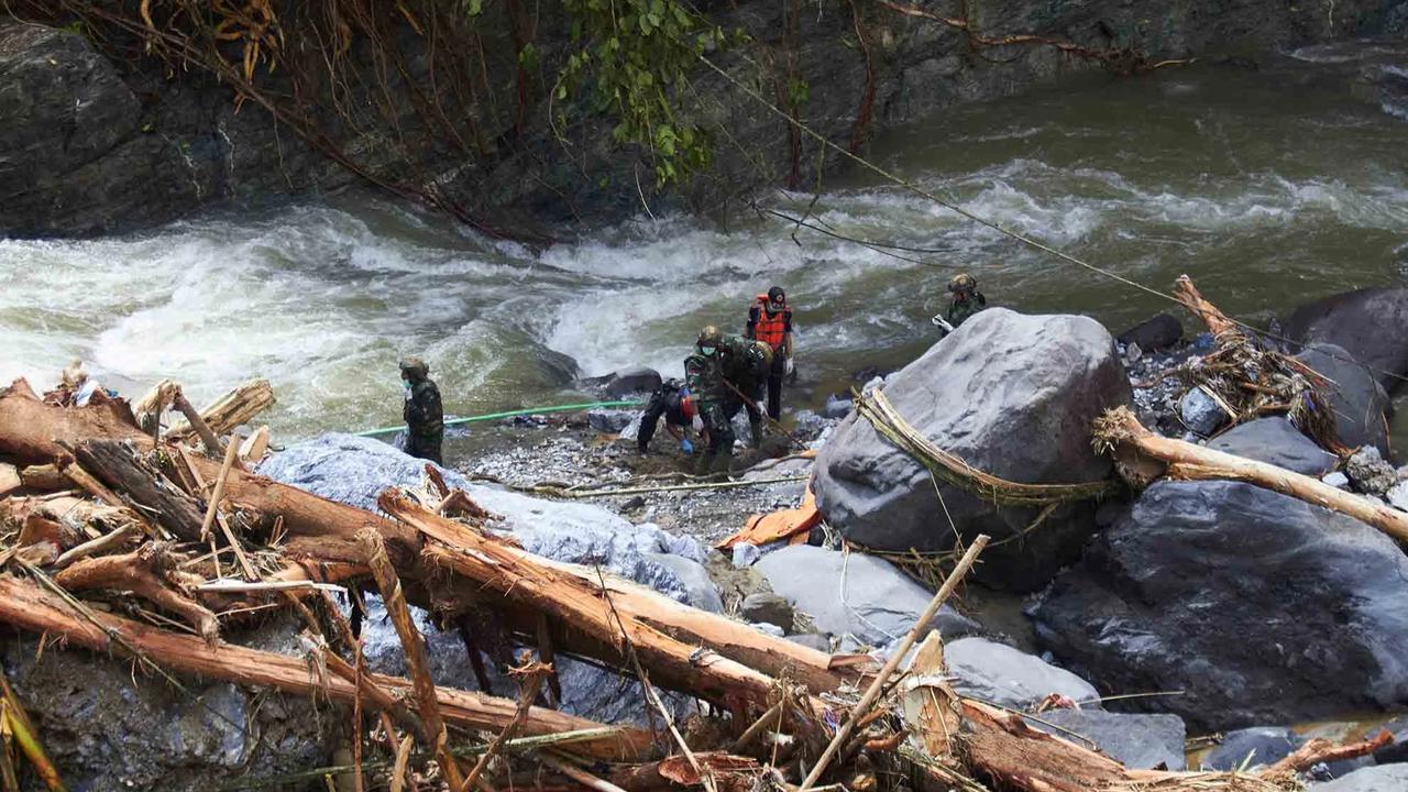 FOTO: Tim SAR Hadapi Medan Sulit Saat Evakuasi Korban Banjir Sumatera–Aceh
