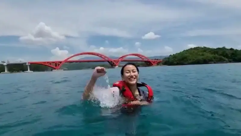 Putri Indonesia 2020 Renang di Bawah Jembatan Youtefa Papua