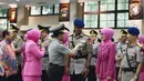 Kapolri Jenderal Tito Karnavian menyapa istri pejabat tinggi Polri saat sertijab di Jakarta, Kamis (24/1). Dalam amanahnya, Tito mengatakan serah terima jabatan adalah sesuatu yang biasa di tubuh Polri. (Merdeka.com/Imam Buhori)