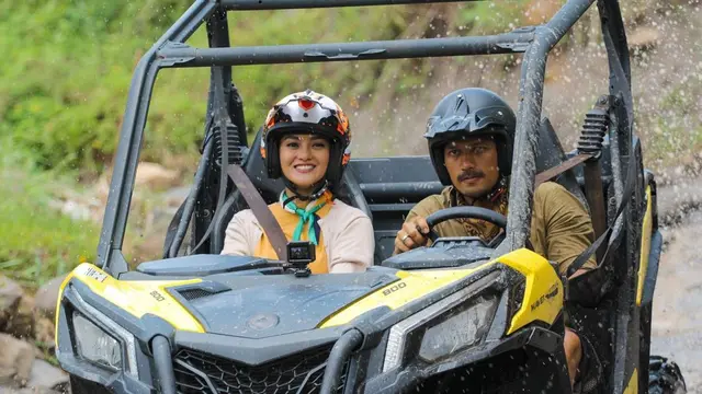 Olahraga Outdoor Ibnu Jamil dan Ririn Ekawati