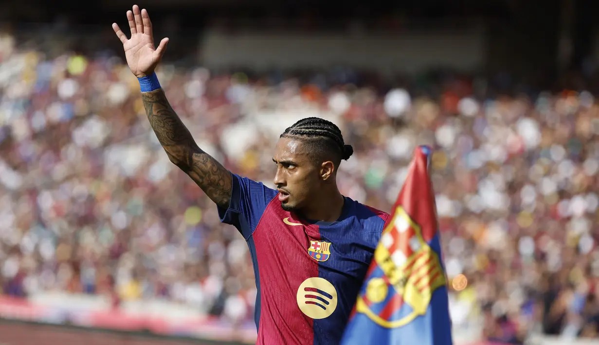 <p>Pemain Barcelona, Raphinha, memberikan isyarat kepada rekannya pada laga lanjutan Liga Spanyol 2024/2025 melawan Valladolid di Olympic Stadium, Barcelona, Spanyol, Sabtu (31/08/2024). (AP Photo/Joan Monfort)</p>