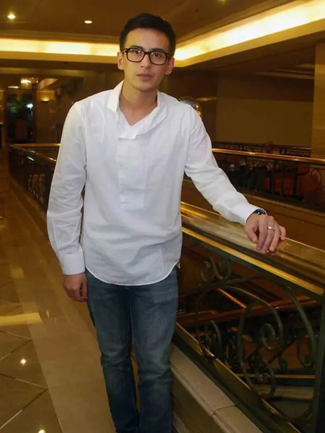 Berangkat sebagai model, Habibi Hood kini menjadi aktor yang sering memerankan suami antagonis secara totalitas sampai membuat penonton ikut terbawa suasana.