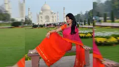 Cheff terkenal dan berparas cantik, Farah Quinn bergaya ala perempuan India dengan busana sari di depan Taj Mahal. (instagram.com/farahquinnofficial)