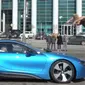 Aksi gila ini dilakukan Oleg Sherstyachenko dengan melompati mobil listrik BMW i8.