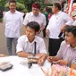 Presiden Jokowi berbincang dengan para anak muda ketika perayaan Hari Sumpah Pemuda di Istana Bogor, Sabtu (28/10). Perwakilan pemuda dari berbagai komunitas, pelaku usaha kreatif hingga atlet berpartisipasi dalam acara itu. (Liputan6.co/Angga Yuniar)