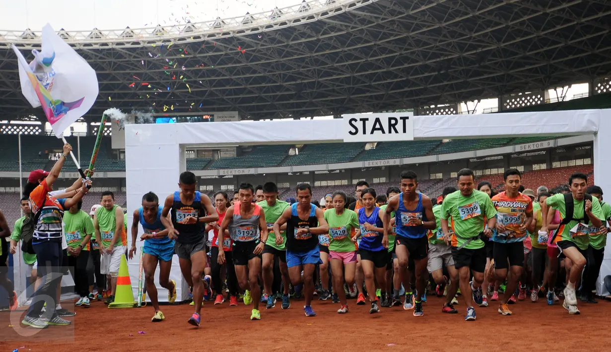 Pelari melakukan start di lingkaran lapangan Stadion Gelora Bung Karno, Jakarta, Minggu (22/5/2016). Tercatat 2.100 pelari ambil bagian dalam Gelora Run 2016, ajang lari melintasi tribun Stadion Gelora Bung Karno. (Liputan6.com/Helmi Fithriansyah)
