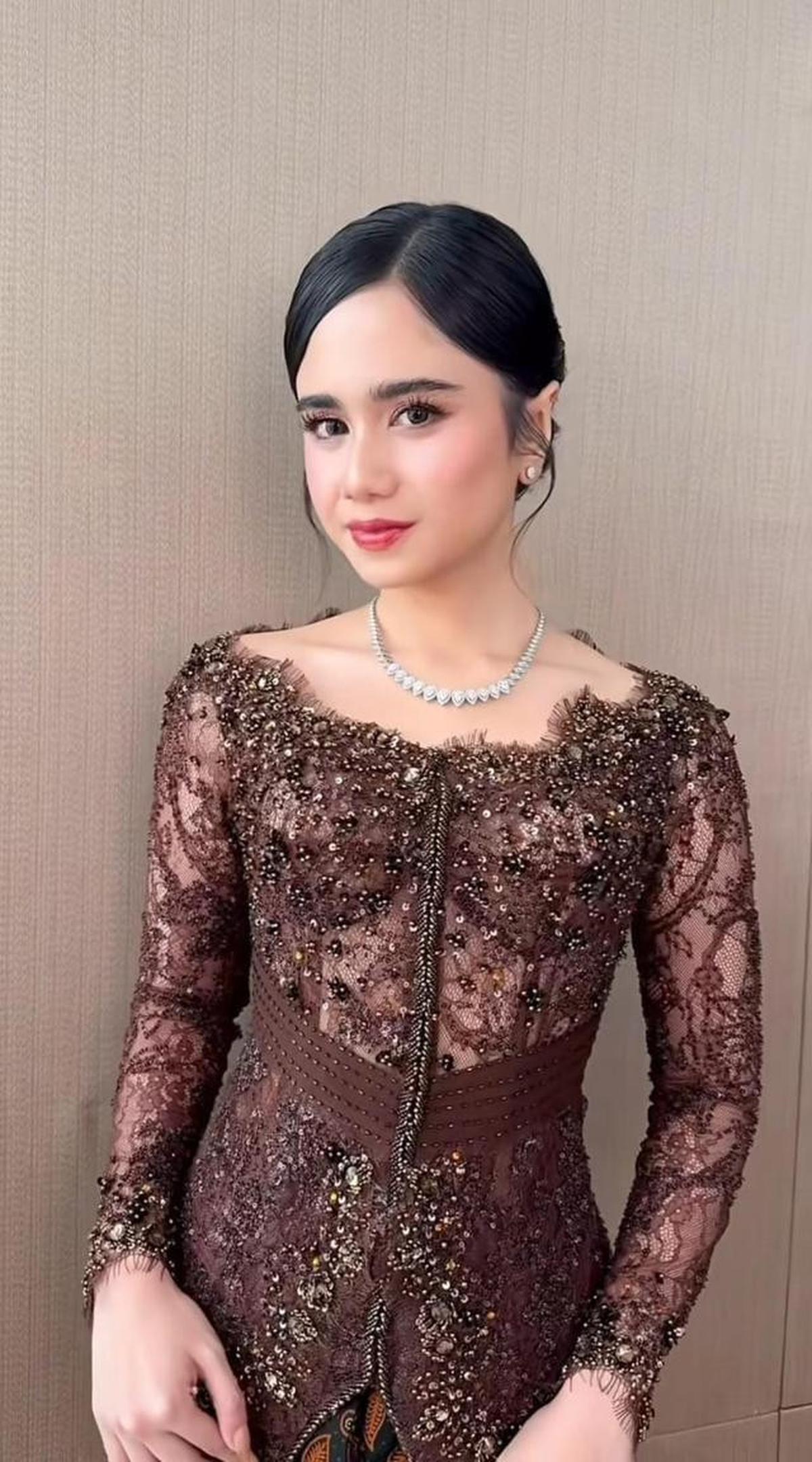 Inspirasi Kebaya ala Tissa Biani di Acara Pernikahan El Rumi dan Syifa Hadju, Cantiknya Mewah